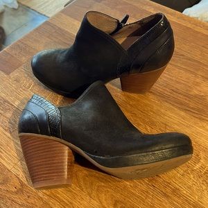 Black and Cute Dansko clogs, made to look cute but keep you comfy. Worn 3 times!